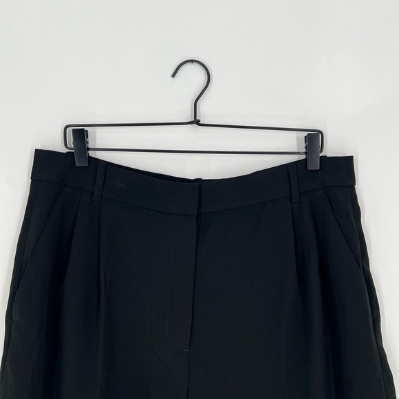 H&M Pleated Relaxed Slouchy Trouser Shorts In Black - Picture 1 of 6